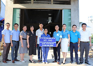 Trao hỗ trợ cho công nhân có hoàn cảnh khó khăn trong Tháng Công nhân năm 2020