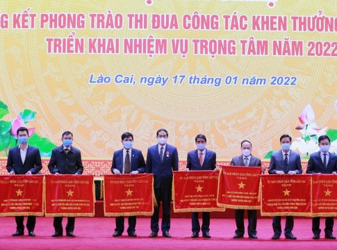 Công ty CP Môi trường Đô thị tỉnh Lào Cai đón nhận Cờ thi đua của UBND tỉnh Lào Cai.