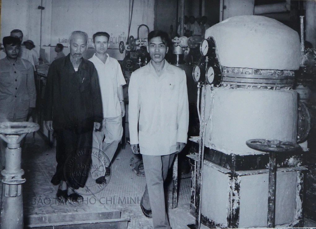 Bác Hồ và phái đoàn Chính phủ thăm công trường thi công nhà máy nhiệt điện Lào Cai do Liên Xô giúp đỡ xây dựng