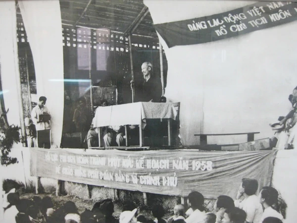 Bác Hồ nói chuyện thân mật với cán bộ, công nhân, chuyên gia Liên Xô sang giúp khôi phục mỏ và nhân dân địa phương trong dịp Người tới thăm mỏ apatit Lào Cai