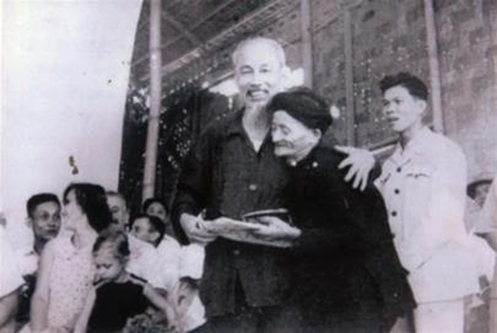 Ông Trần Văn Nỏ, người dân tộc Tày, là người đầu tiên phát hiện ra quặng a pa tít Lào Cai năm 1924, kính tặng Bác Hồ tấm khăn thổ cẩm